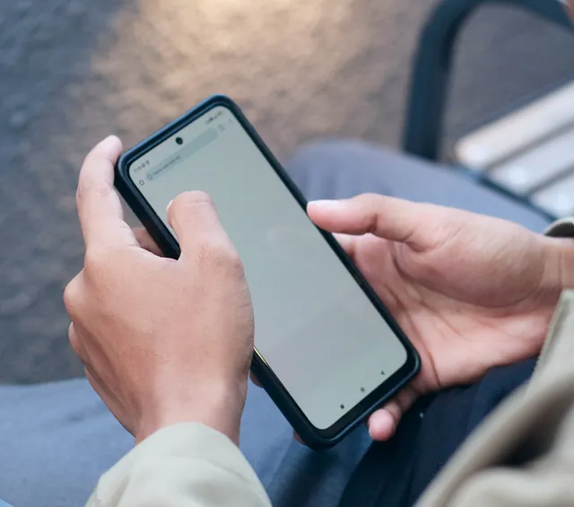 スマートフォンで問い合わせをする手元
