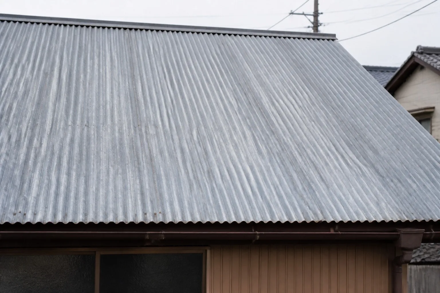 波板が縦に走るトタン屋根