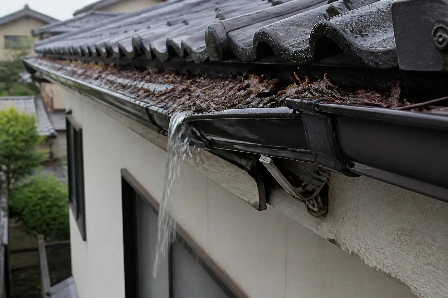雨樋から水があふれる・外れている症状の例