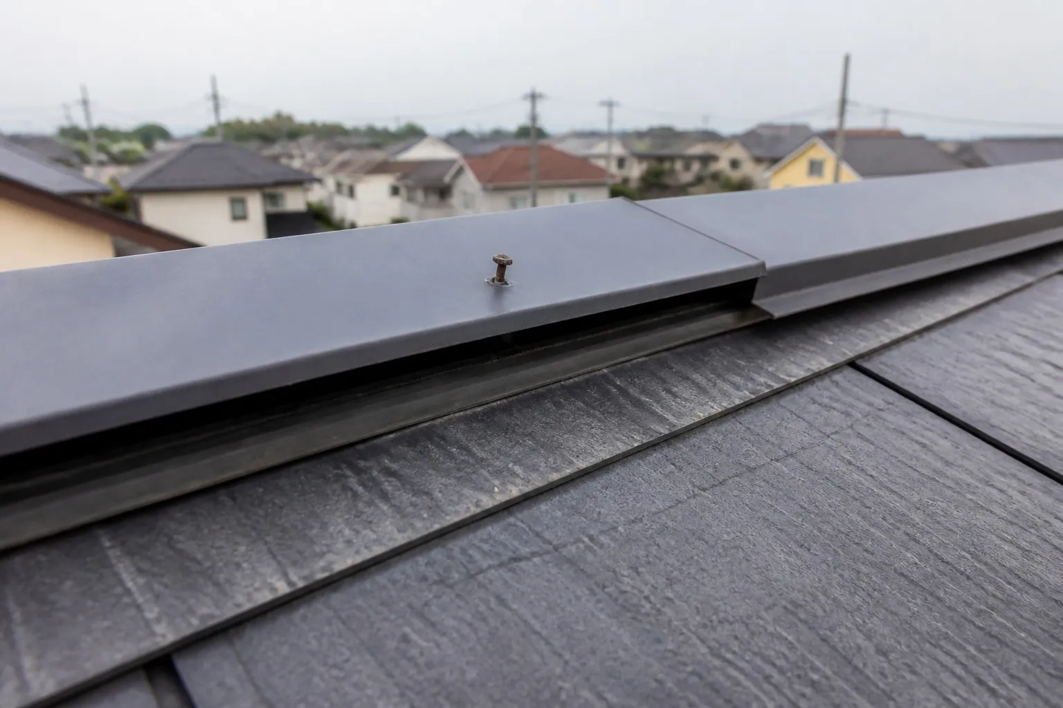 棟板金が浮いている・釘が抜けている症状の例
